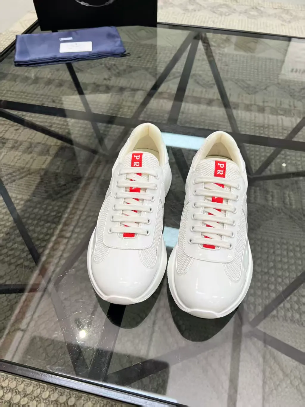 P420 38-45 Prada Prada’s new men’s leather sneakers, the highest version on the market, any comparison is welcome🆚! The original leather has excellent texture and is super high-end! Fetal sheep net lining imported from Italy, removable pad! Luxurious materials and fine workmanship, highly recommended!